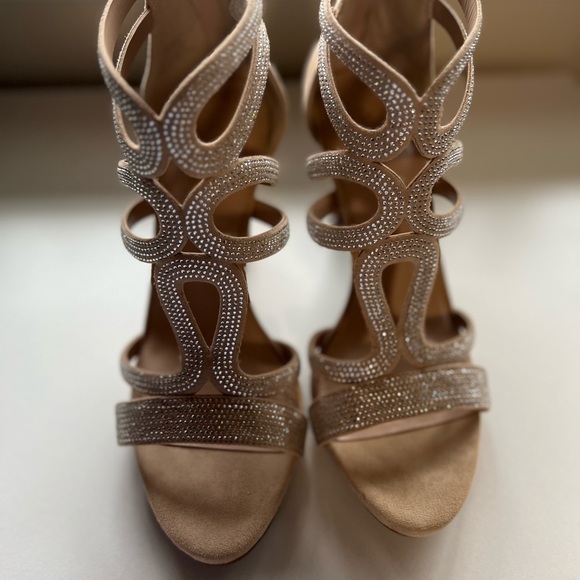 Beautiful heels - Picture 3 of 5